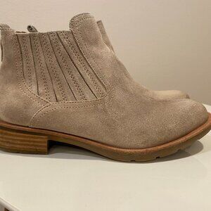 Sofft Bellis III Suede Chelsea Boots in Taupe Gray